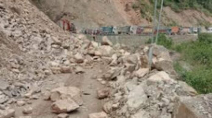 ऋषिकेश गंगोत्री राष्ट्रीय राजमार्ग सहित 211 सड़कें बाधित, ग्रामीणों ने