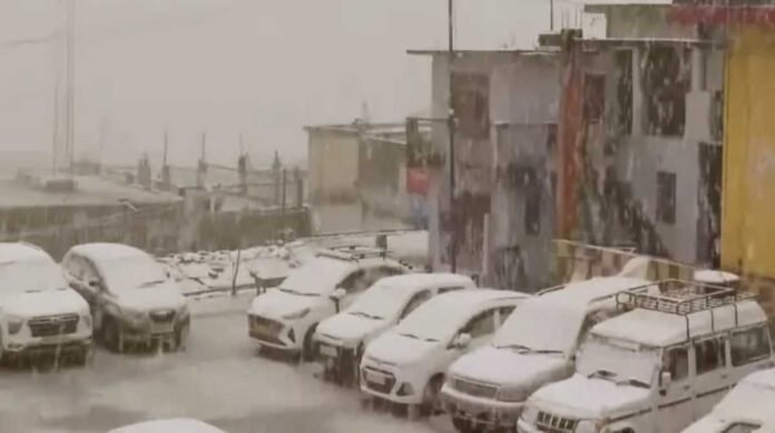 पहाड़ों की रानी मसूरी सहित कई जगहों पर बर्फबारी, पर्यटकों