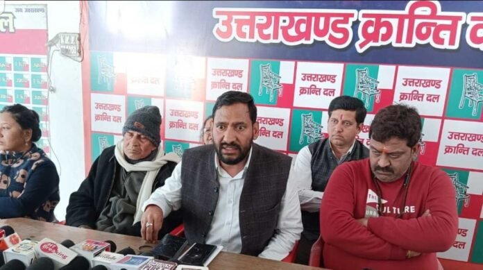 देहरादूनः 84 साल के वृद्ध पिता दर-दर भटकने के लिए