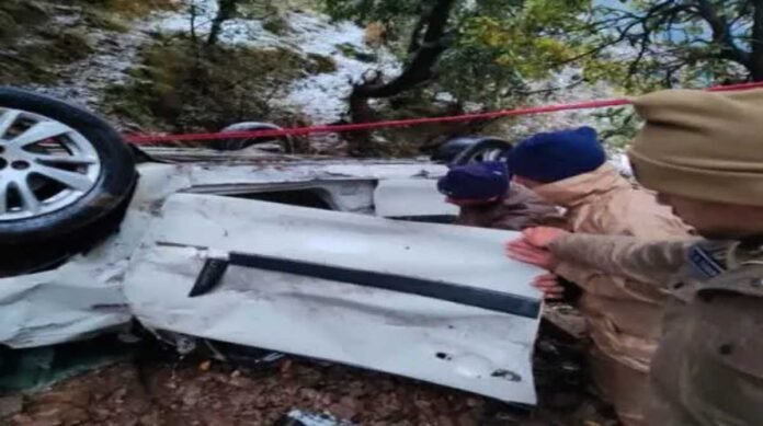 मसूरी धनौल्टी मार्ग पर बड़ा हादसा, गहरी खाई में गिरी