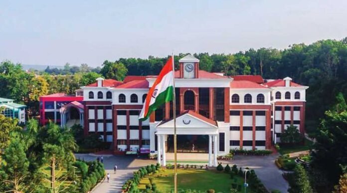 इस यूनिवर्सिटी ने किया आपदा पीड़ित परिवारों के बच्चों को