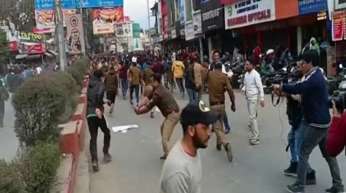 भर्ती धांधली पर उत्तराखंड में उबाल, पुलिस ने किया लाठीचार्ज
