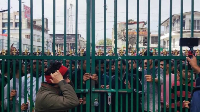 उत्तराखंड में भर्ती धांधली पर युवाओं में भारी आक्रोश, सड़कों