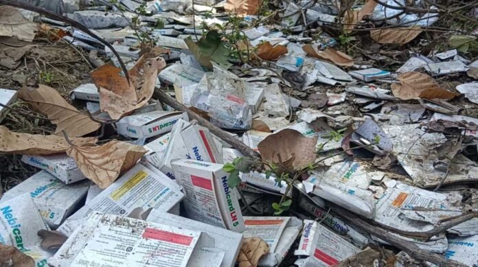 देहरादूनः अब राष्ट्रीय राजमार्ग किनारे भारी मात्रा में फेंकी गई