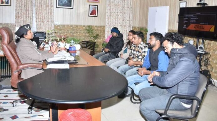 अपर मुख्य सचिव राधा रतूड़ी से मिला बेरोजगार संघ, गिरफ्तार