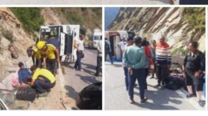 टिहरी: कोड़ियाला मार्ग पर तीर्थयात्रियों से भरी बस पलटी, इतने