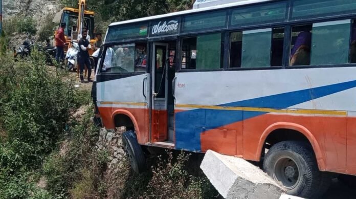 घनसाली-मयाली मोटर मार्ग पर बारातियों से भरी बस हादसे की