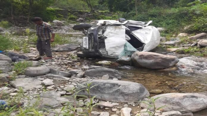 उत्तराखंडः खाई में गिरी तीर्थयात्रियों की कार, एक की मौत,