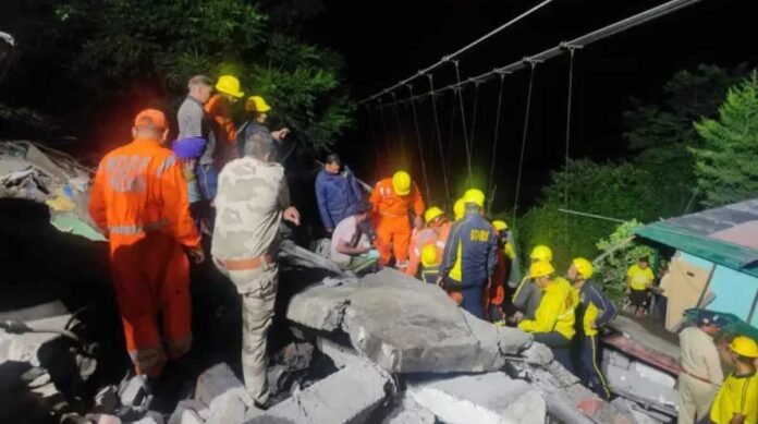 हेलंग में एक आवासीय मकान जमींदोज, दो की मौत, पांच