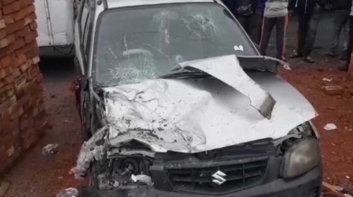 मसूरीः रोडवेज बस और अल्टो कार में जबरदस्त भिड़ंत, कार