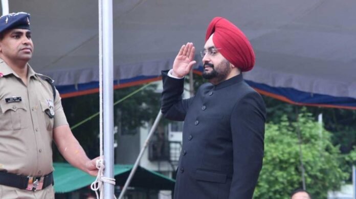 उत्तराखंडः राजभवन परिसर में राज्यपाल ने किया ध्वाजारोहण, शहीदों को