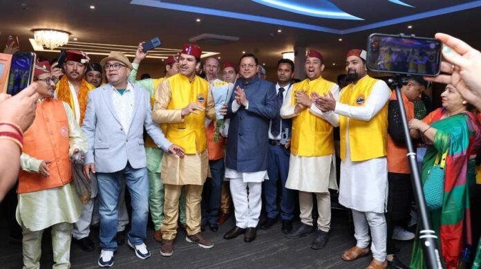 उत्तराखण्ड के पारंपरिक वाद्य यंत्रों के वादन के साथ गर्मजोशी