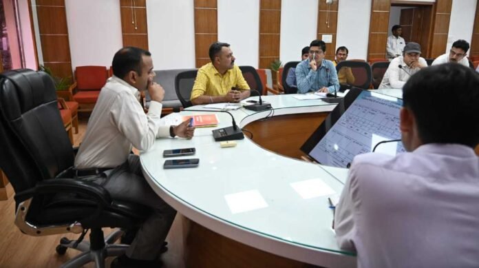 टिहरीः जिला सड़क सुरक्षा समिति की बैठक में डीएम ने