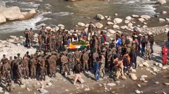 पंचतत्व में विलीन हुए शहीद जवान बीरेंद्र सिंह, मासूम बच्चियों