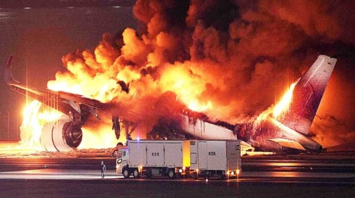 यहां एयरलाइंस के एक विमान के साथ एक तटरक्षक विमान