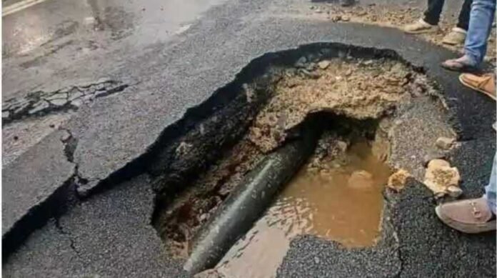 जल निगम की भूमिगत पेयजल पाइप लाइन फटी, सड़क पर