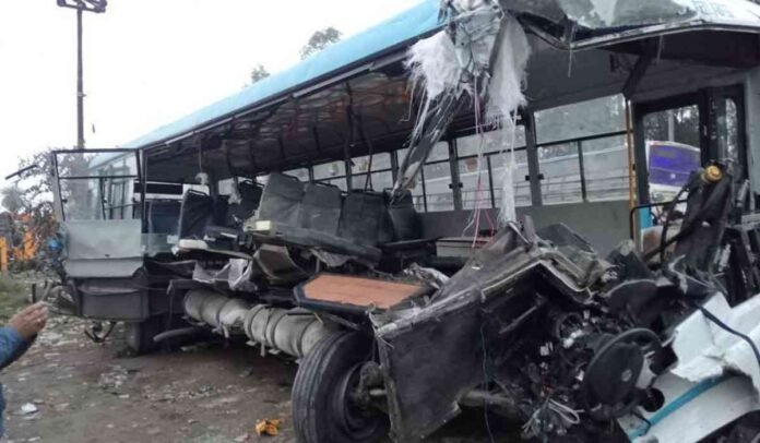 हल्द्वानी : रोडवेज बस की जोरदार टक्कर में चालक की
