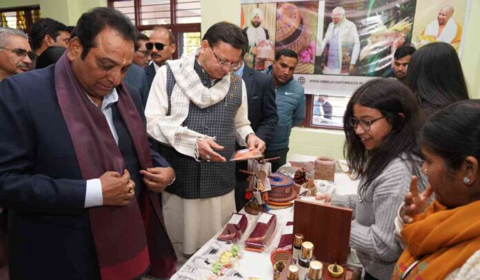 सीएम धामी ने दून विश्वविद्यालय में आयोजित कार्यक्रम में प्रतिभाग