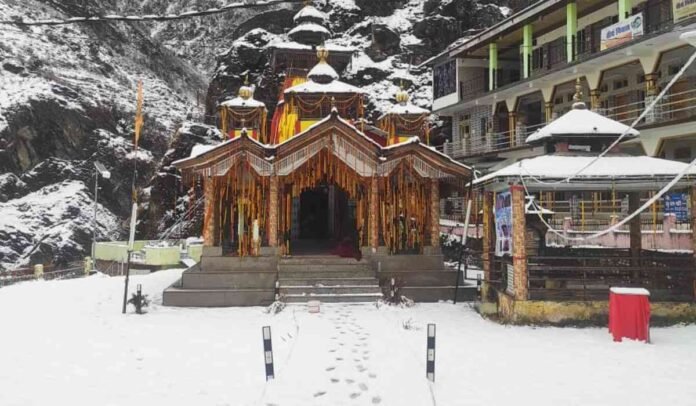 बर्फ से ढके खरसाली-मुखवा गांव, सामान्य दिनों की तरह खुली