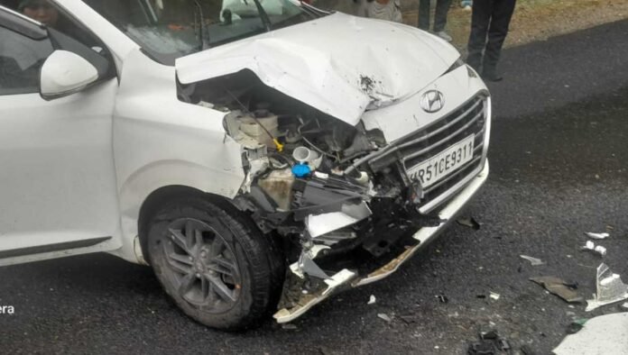 पोखरी रोड पर दो वाहनों की सीधी टक्कर, 08 व्यक्ति